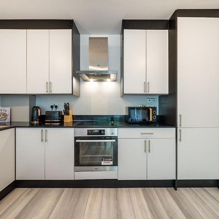 Appartamento Ashview 6 - Heathrow - Windsor - Free Parking Staines-upon-Thames Esterno foto