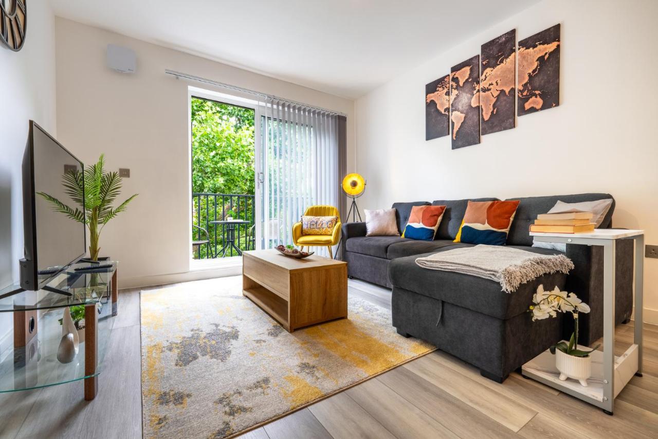 Appartamento Ashview 6 - Heathrow - Windsor - Free Parking Staines-upon-Thames Esterno foto
