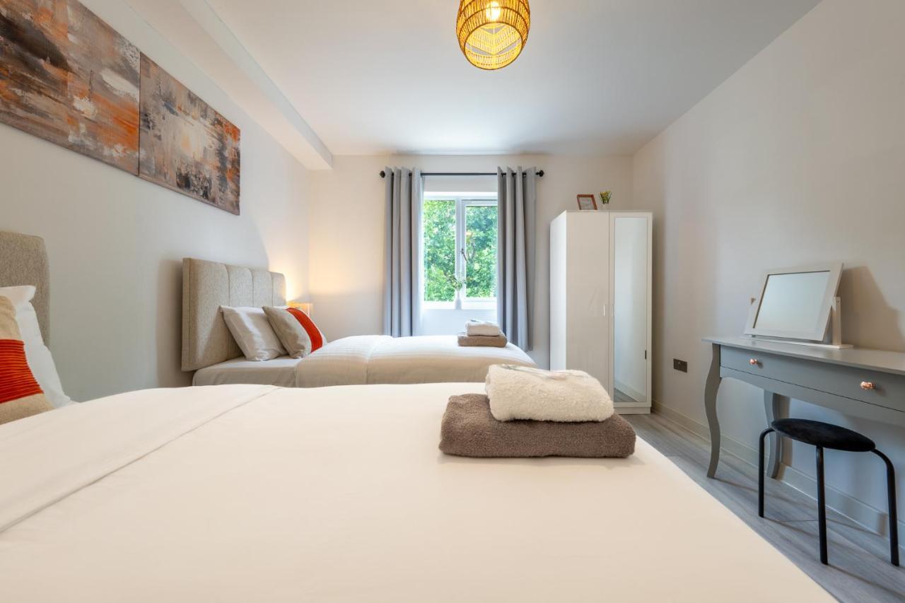 Appartamento Ashview 6 - Heathrow - Windsor - Free Parking Staines-upon-Thames Esterno foto