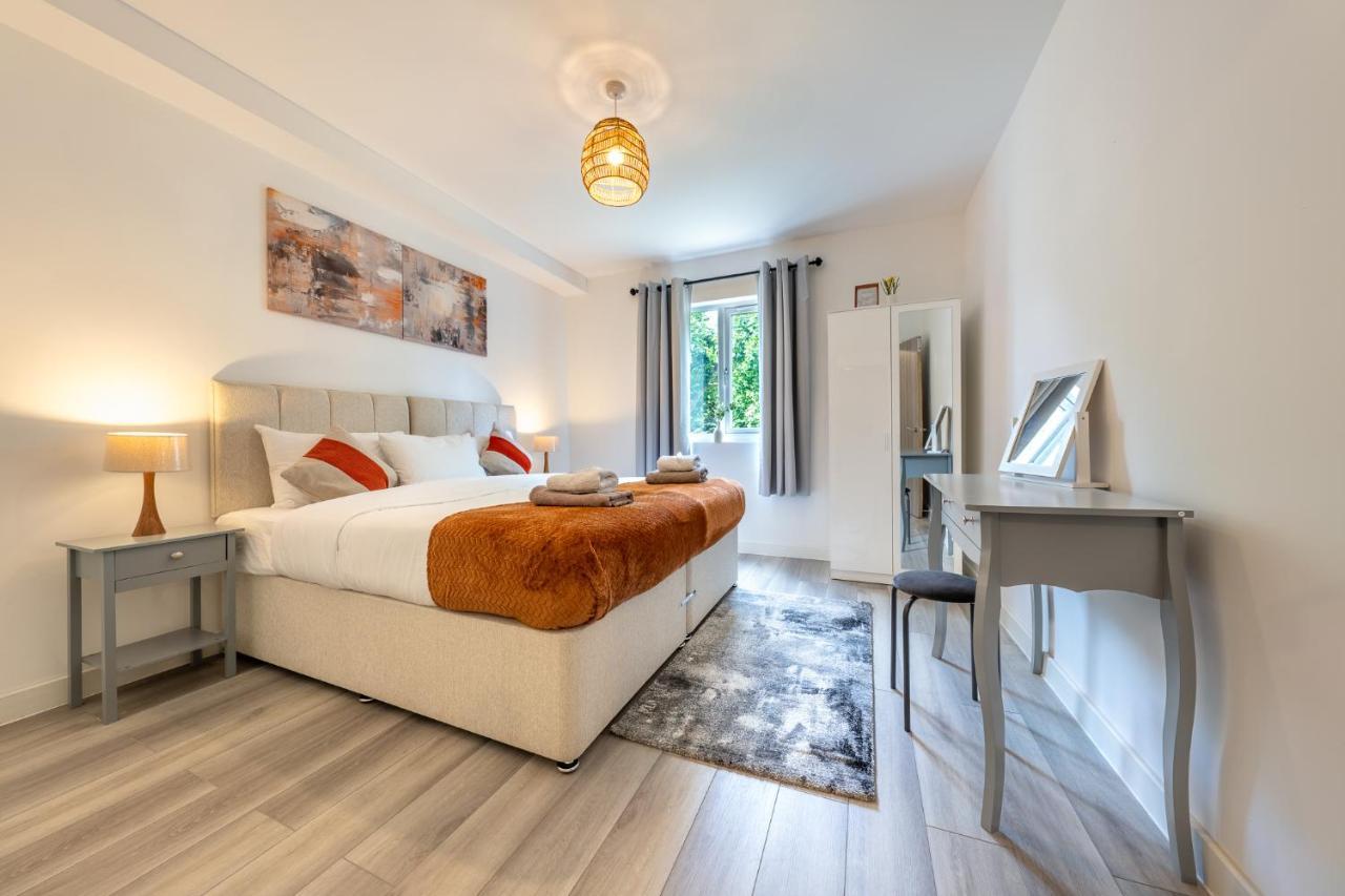 Appartamento Ashview 6 - Heathrow - Windsor - Free Parking Staines-upon-Thames Esterno foto