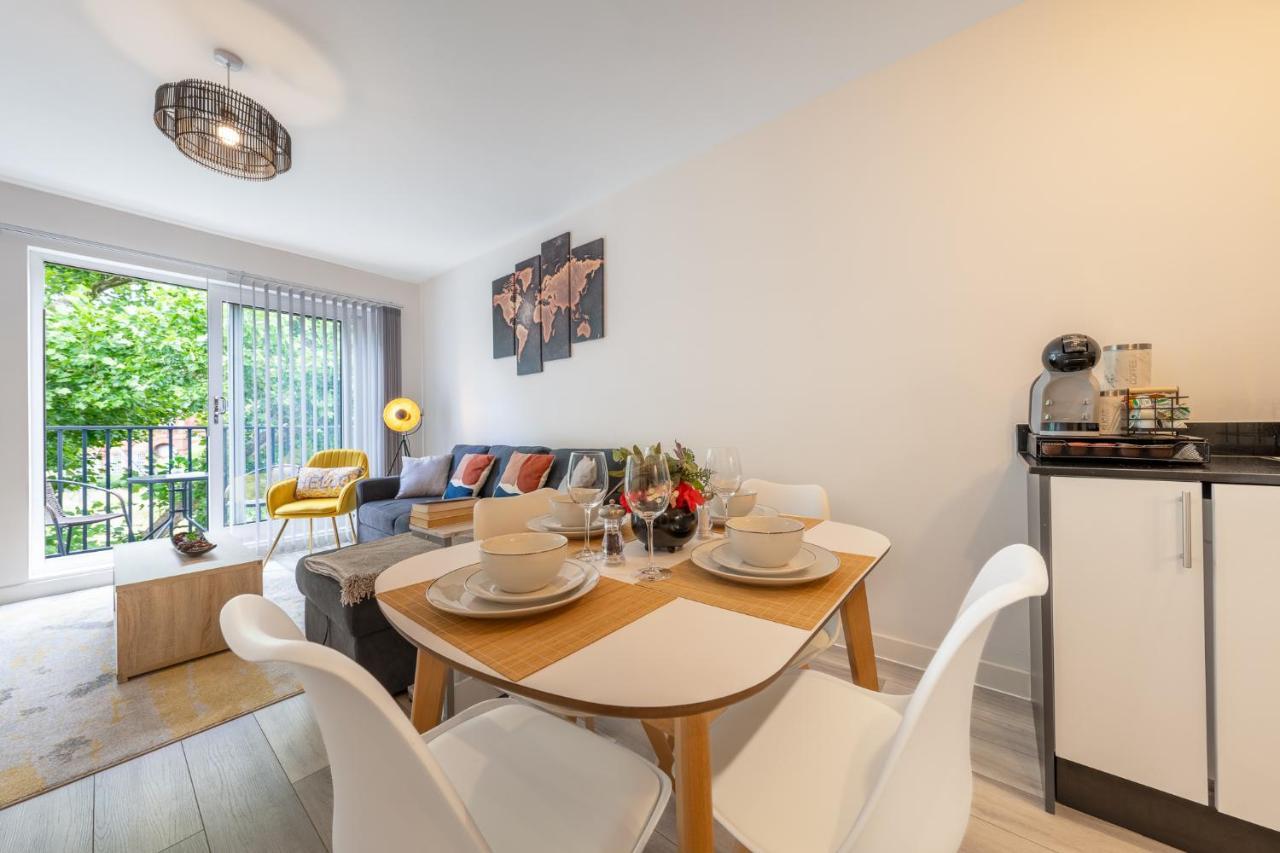 Appartamento Ashview 6 - Heathrow - Windsor - Free Parking Staines-upon-Thames Esterno foto