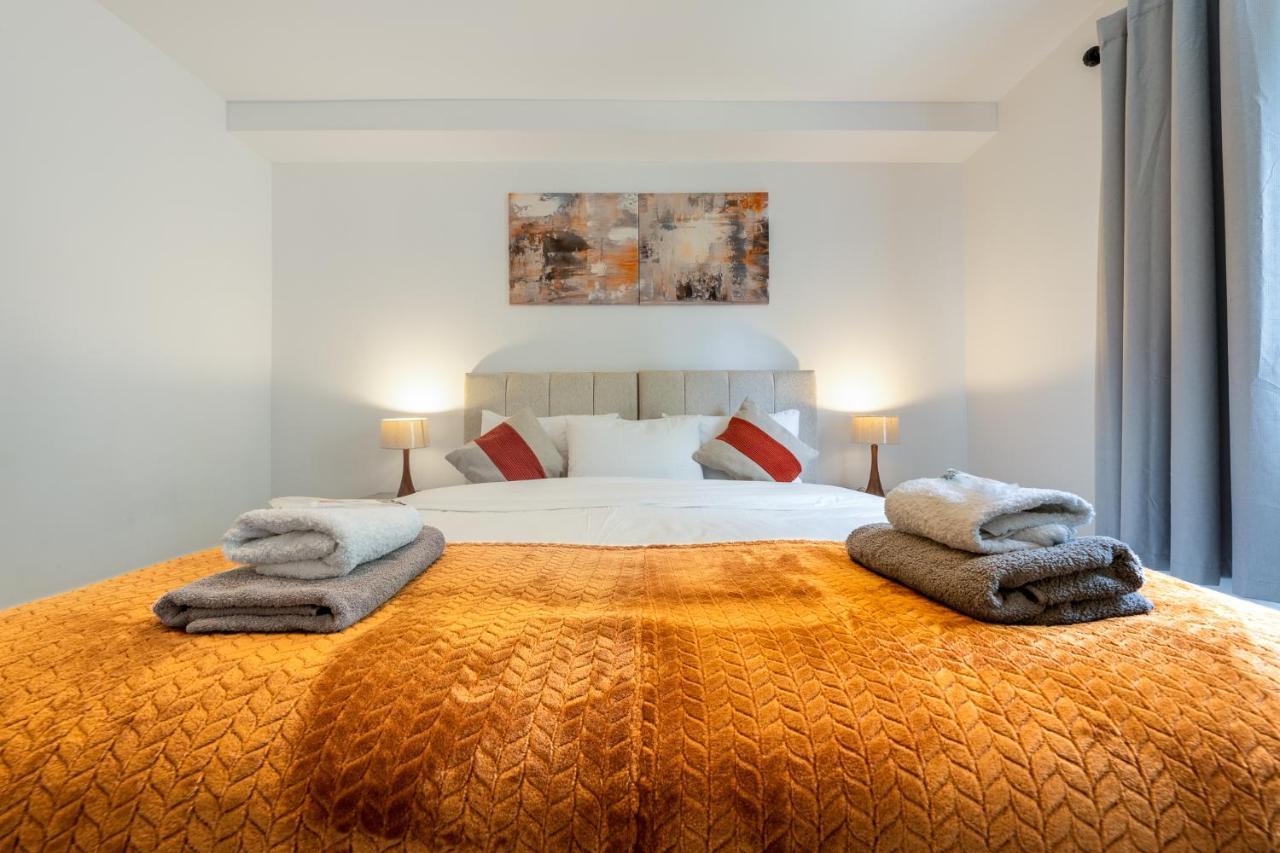Appartamento Ashview 6 - Heathrow - Windsor - Free Parking Staines-upon-Thames Esterno foto