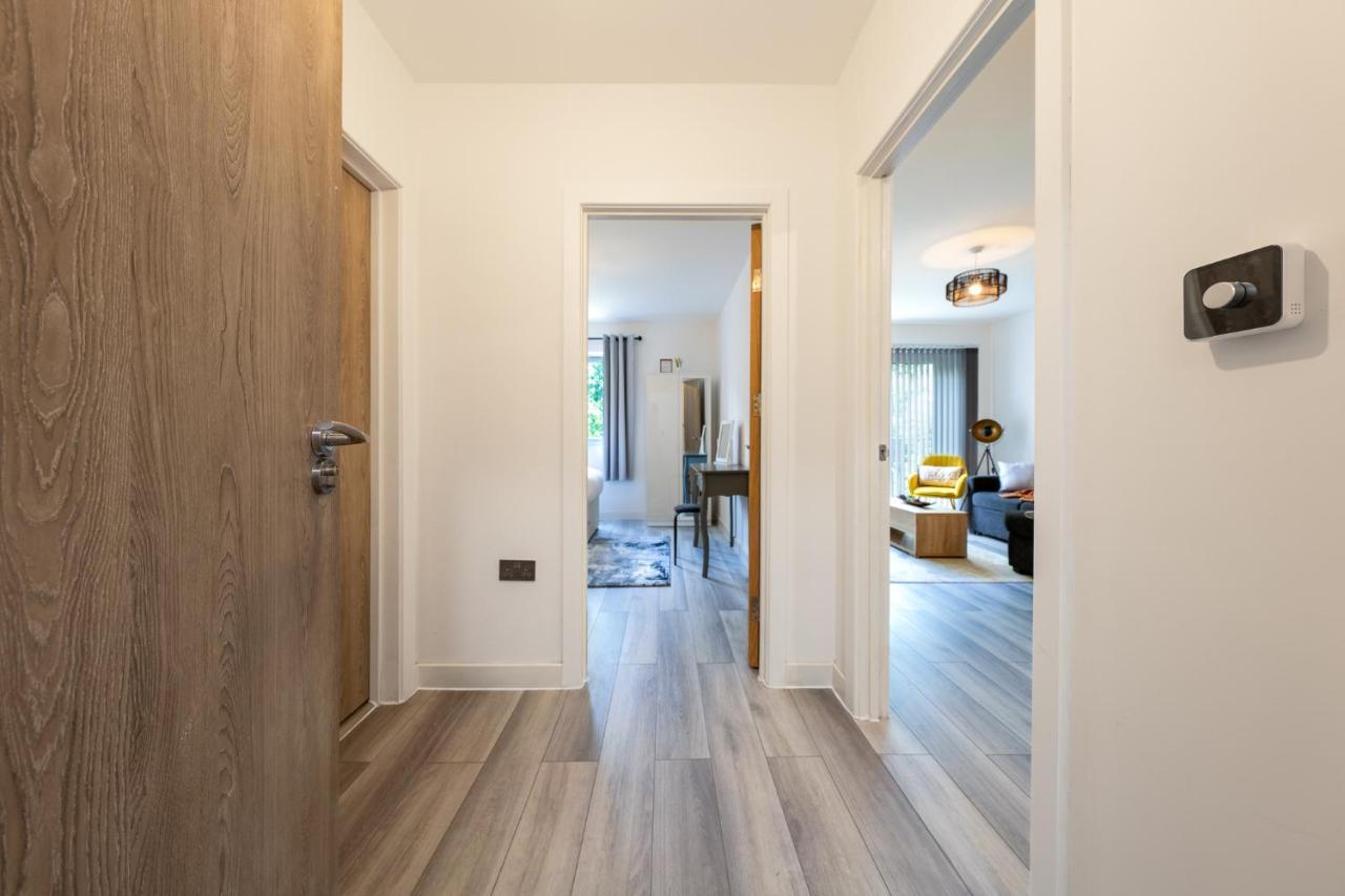 Appartamento Ashview 6 - Heathrow - Windsor - Free Parking Staines-upon-Thames Esterno foto