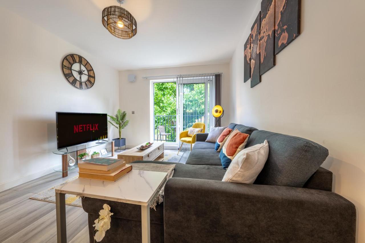 Appartamento Ashview 6 - Heathrow - Windsor - Free Parking Staines-upon-Thames Esterno foto