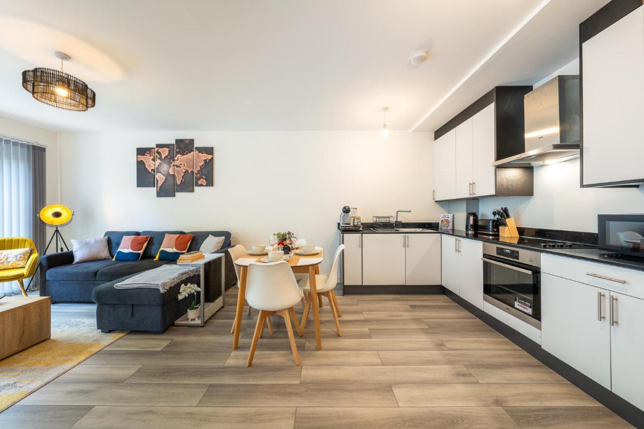 Appartamento Ashview 6 - Heathrow - Windsor - Free Parking Staines-upon-Thames Esterno foto
