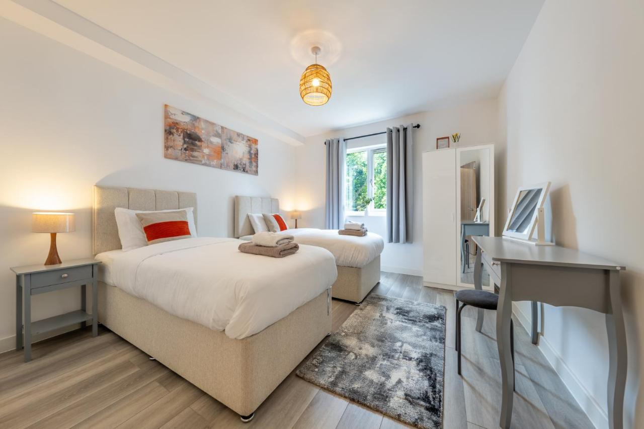 Appartamento Ashview 6 - Heathrow - Windsor - Free Parking Staines-upon-Thames Esterno foto