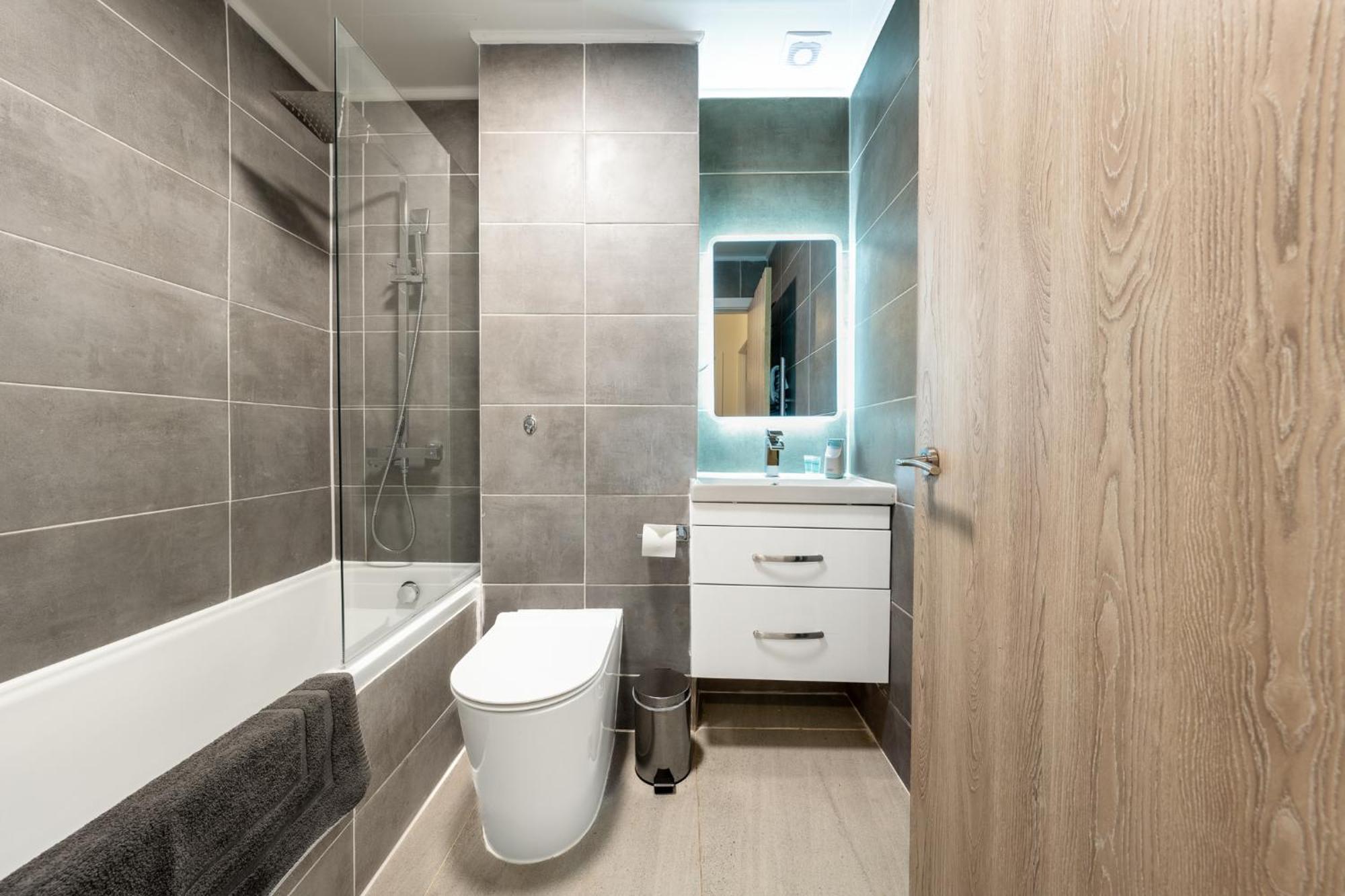 Appartamento Ashview 6 - Heathrow - Windsor - Free Parking Staines-upon-Thames Esterno foto